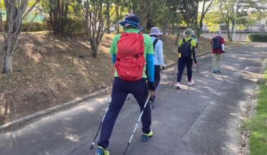 ノルディックウォークしてる人たち