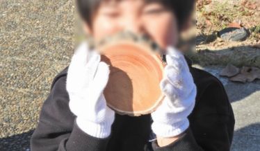 クラフト作りを楽しむお子さん