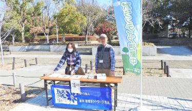 受付カウンターと２名のスタッフ