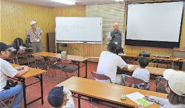 雑草とは、草花の花色の役割や外来植物のお話を先生から解説