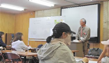 樹木の葉の特徴、実の形など先生の解説