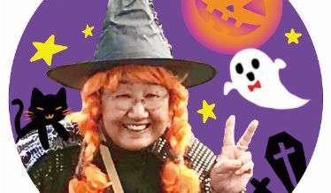 魔女に扮したおばさんがピースしてる画像