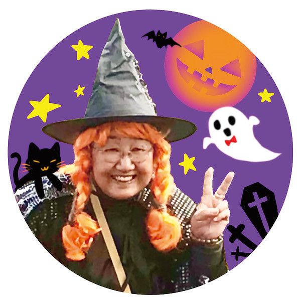 魔女に扮したおばさんがピースしてる画像